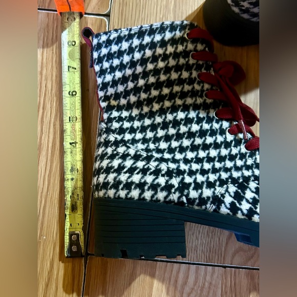 Stylish True Craft women 8 Houndstooth Ankle Boots with Red Laces - Picture 3 of 12